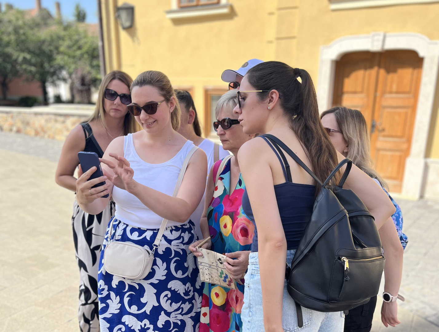 Clues, laughter, and a city full of secrets – the perfect day with friends When the birthday surprise turns into an unforgettable city adventure