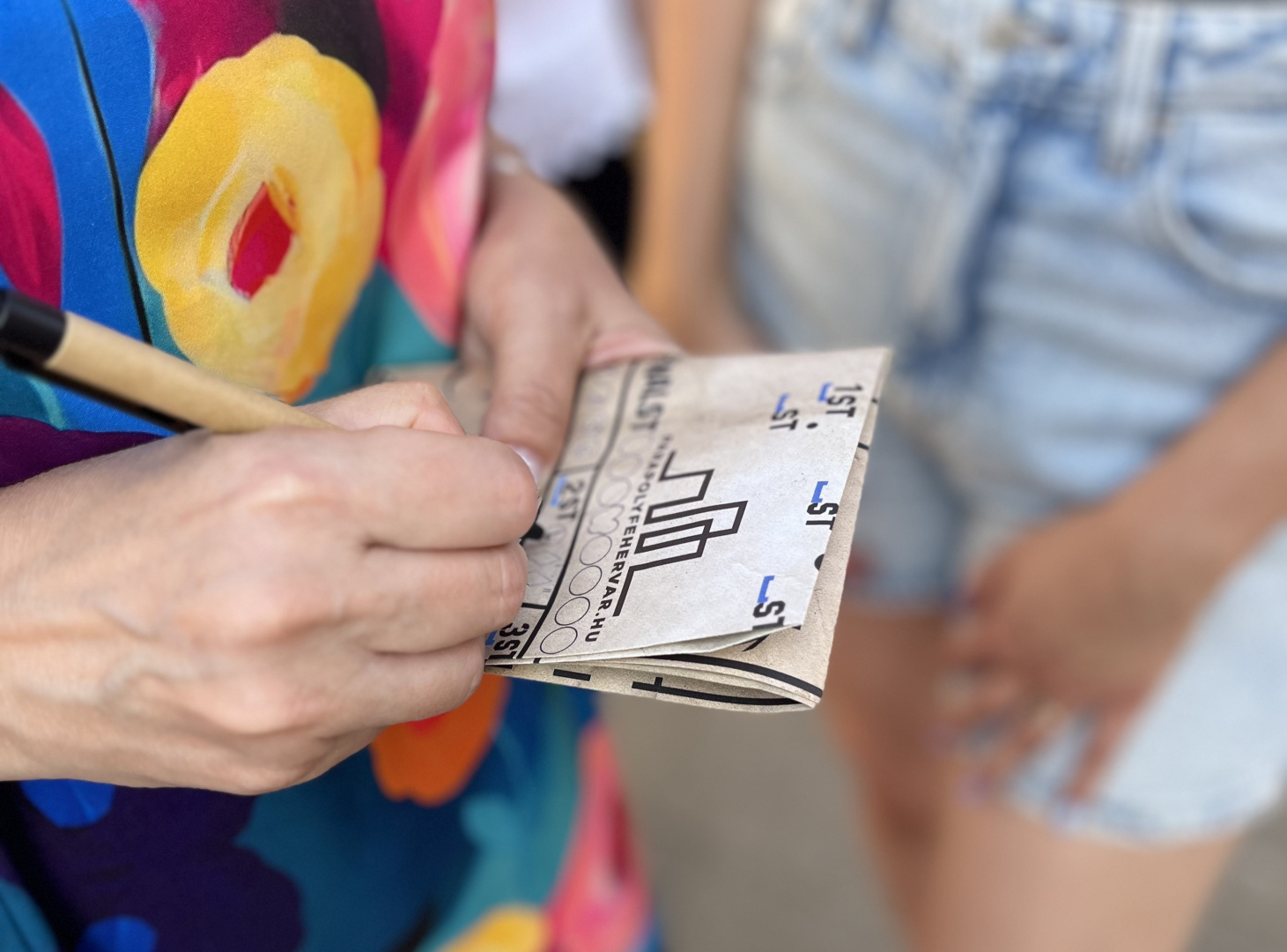 Teambuilding, gemeinsames Rätsellösen: Mitarbeiter suchen gemeinsam nach Lösungen